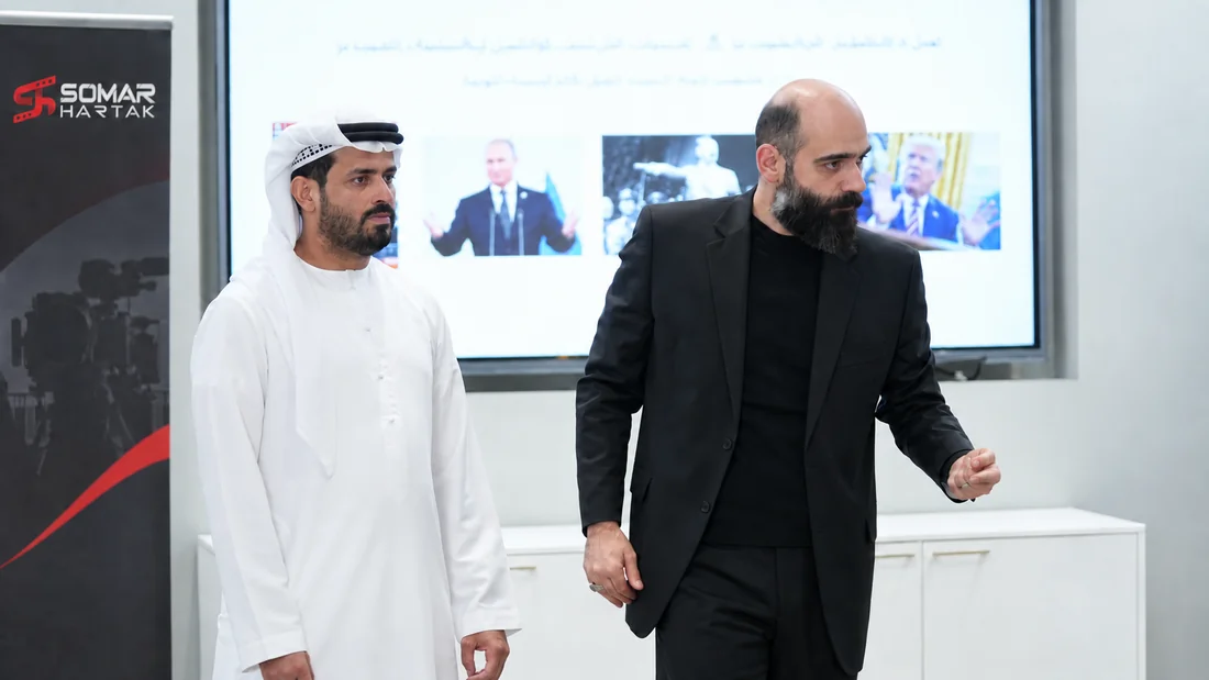 سومر يوضّح لمشارك دور الوقفة والإيماءة في التعبير