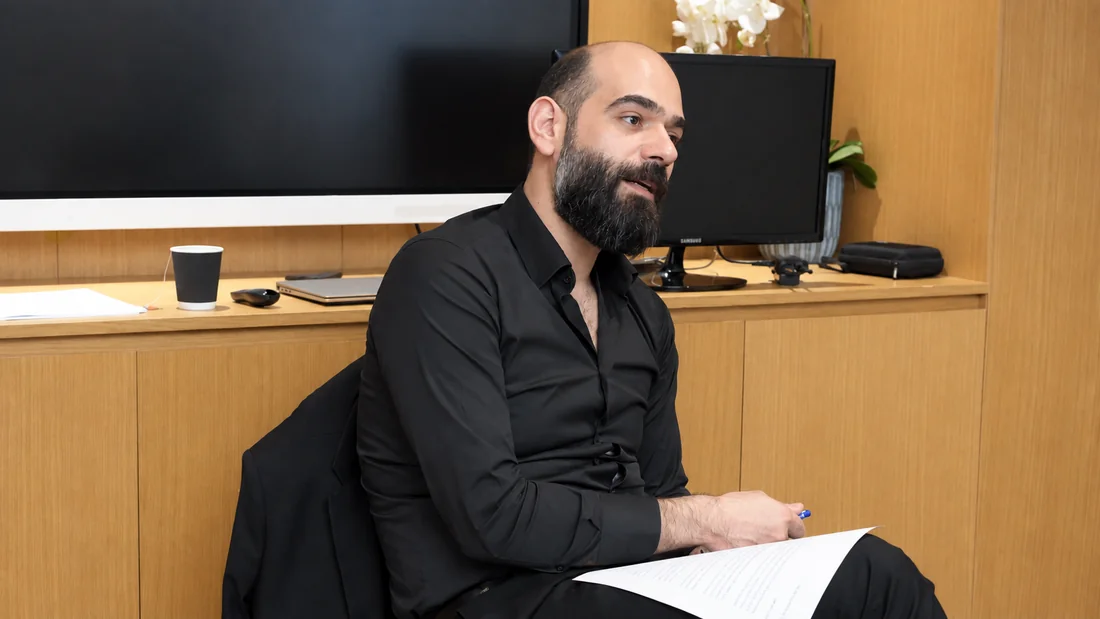 سومر يتابع الأداء ومعه ملاحظات التقييم أثناء جلسة تدريب