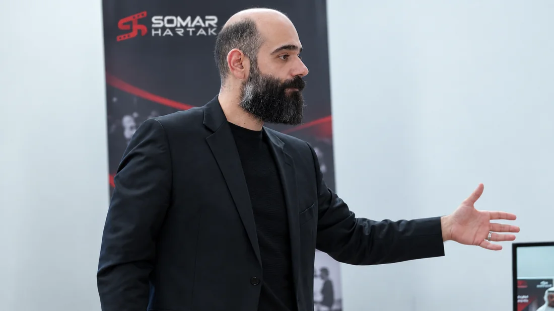 سومر حرتك يستخدم الإيماءة المفتوحة أثناء الشرح