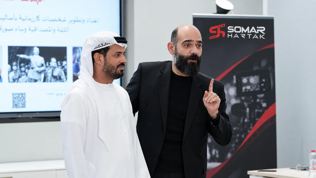 سومر يوجّه مشاركاً خلال تمرين على الحضور والتواصل