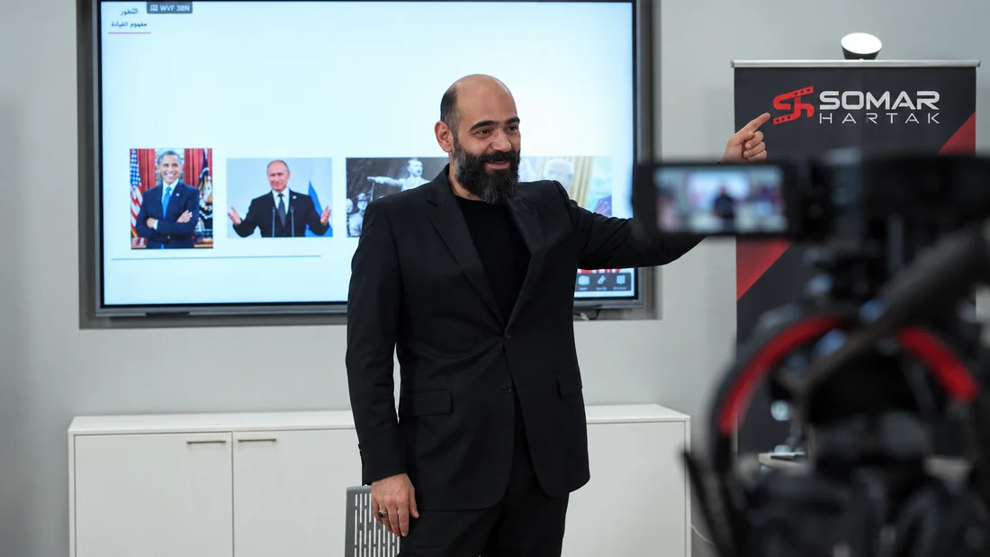 سومر يتفاعل مع المشاركين أثناء شرح مهارات الحضور أمام الكاميرا