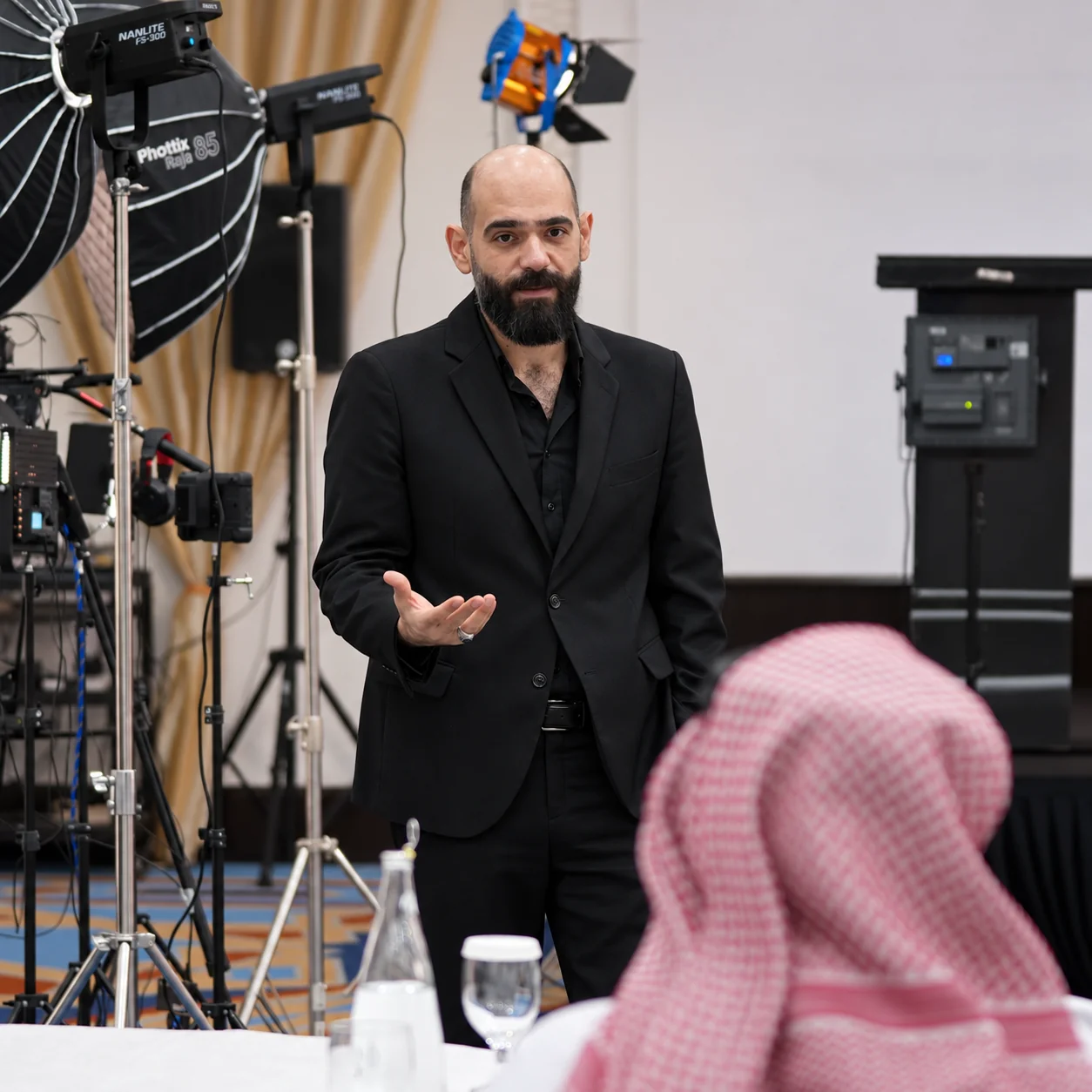 سومر حرتك أثناء التدريب العملي وسط الكاميرات وتجهيزات الإضاءة