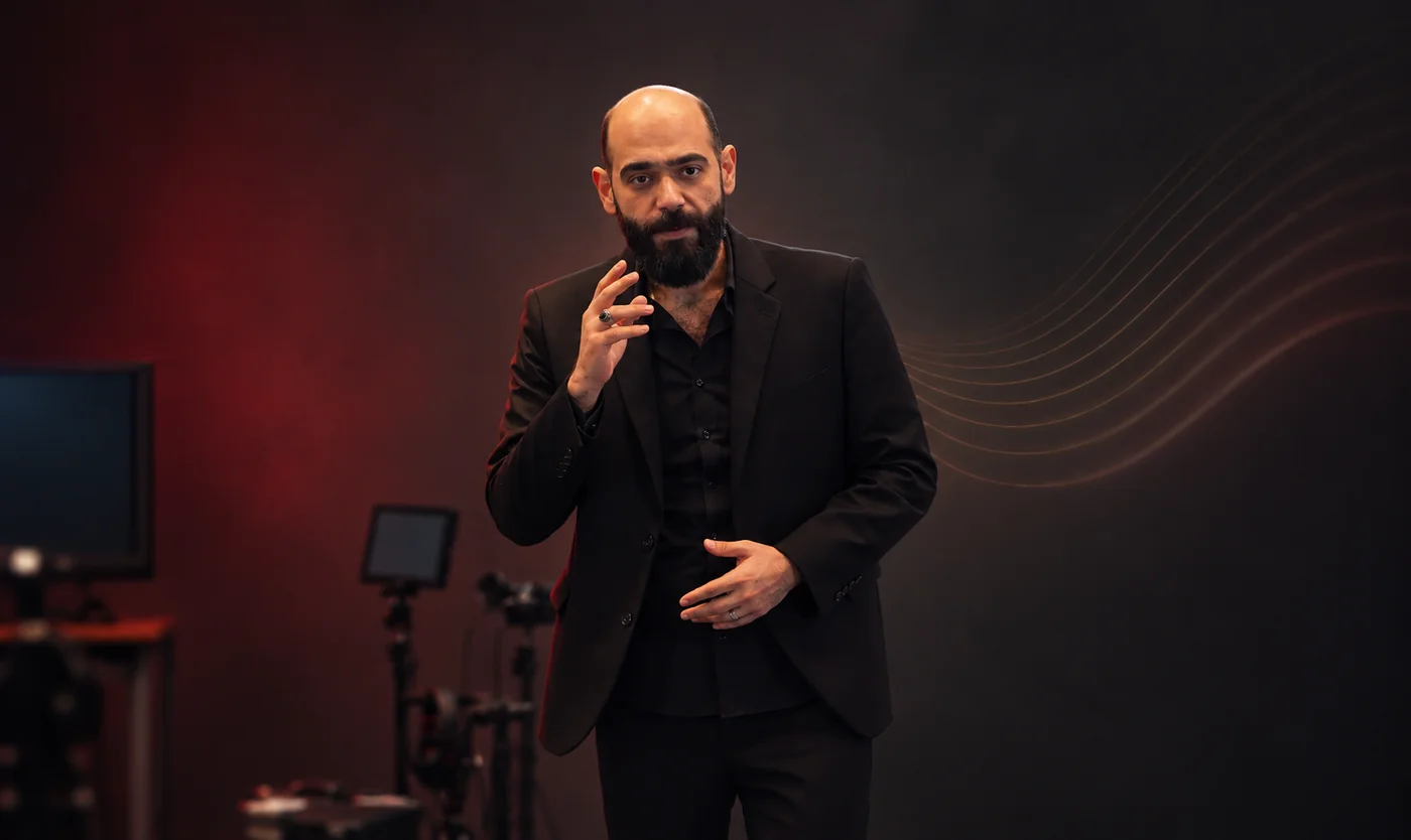 سومر حرتك يوضّح فكرة باستخدام الإيماءات ولغة الجسد