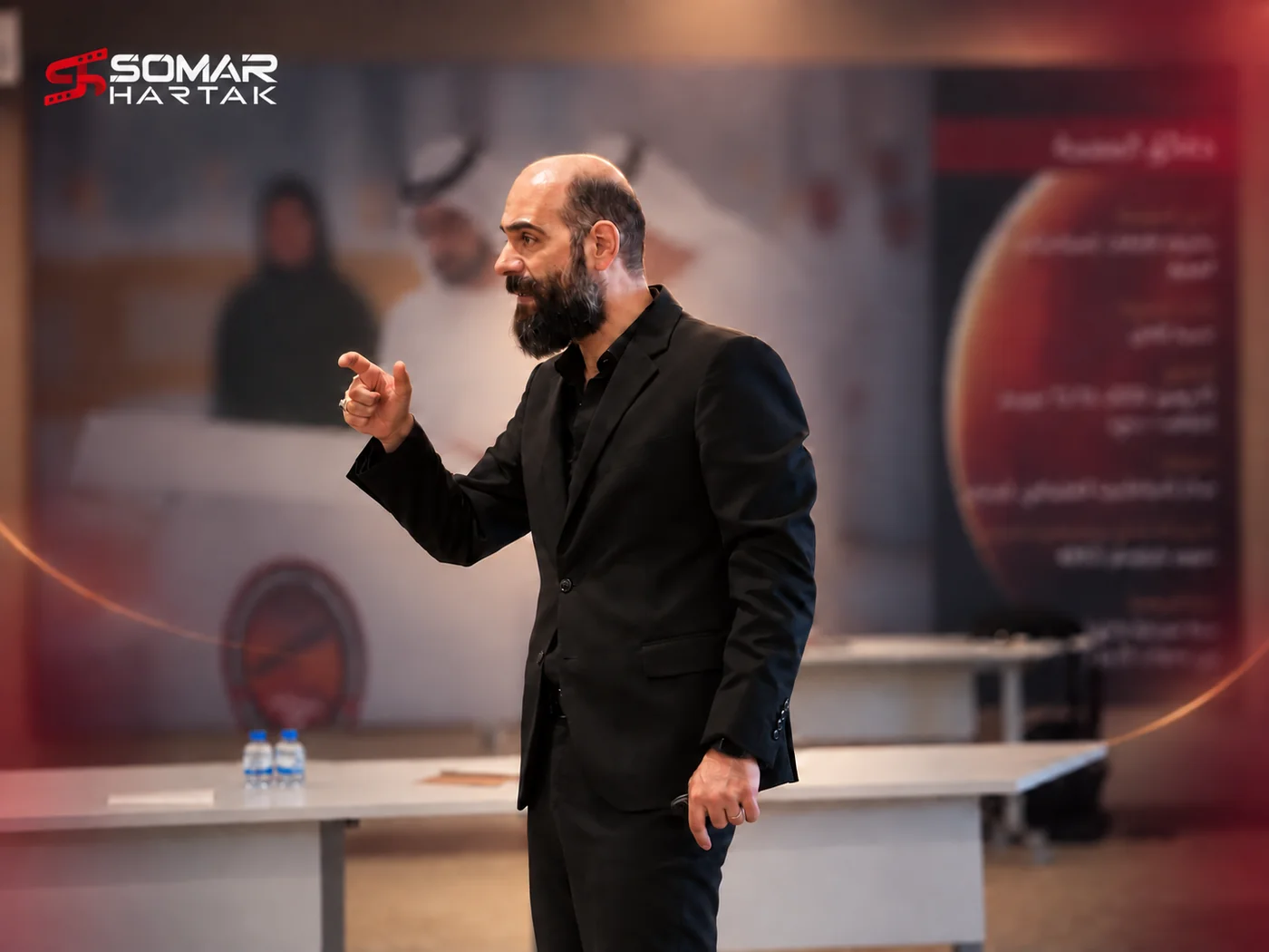 سومر حرتك يشرح فكرة بإيماءة أثناء التدريب