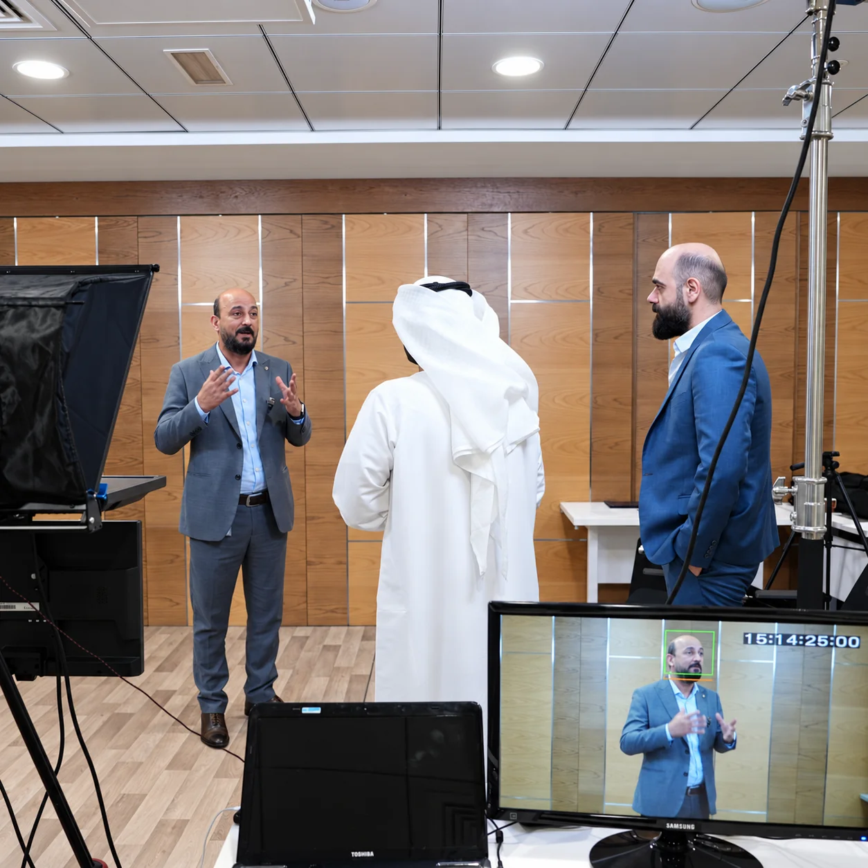 سومر يتابع أداء المتحدث أمام الكاميرا والملقّن مع عرض التسجيل على الشاشة